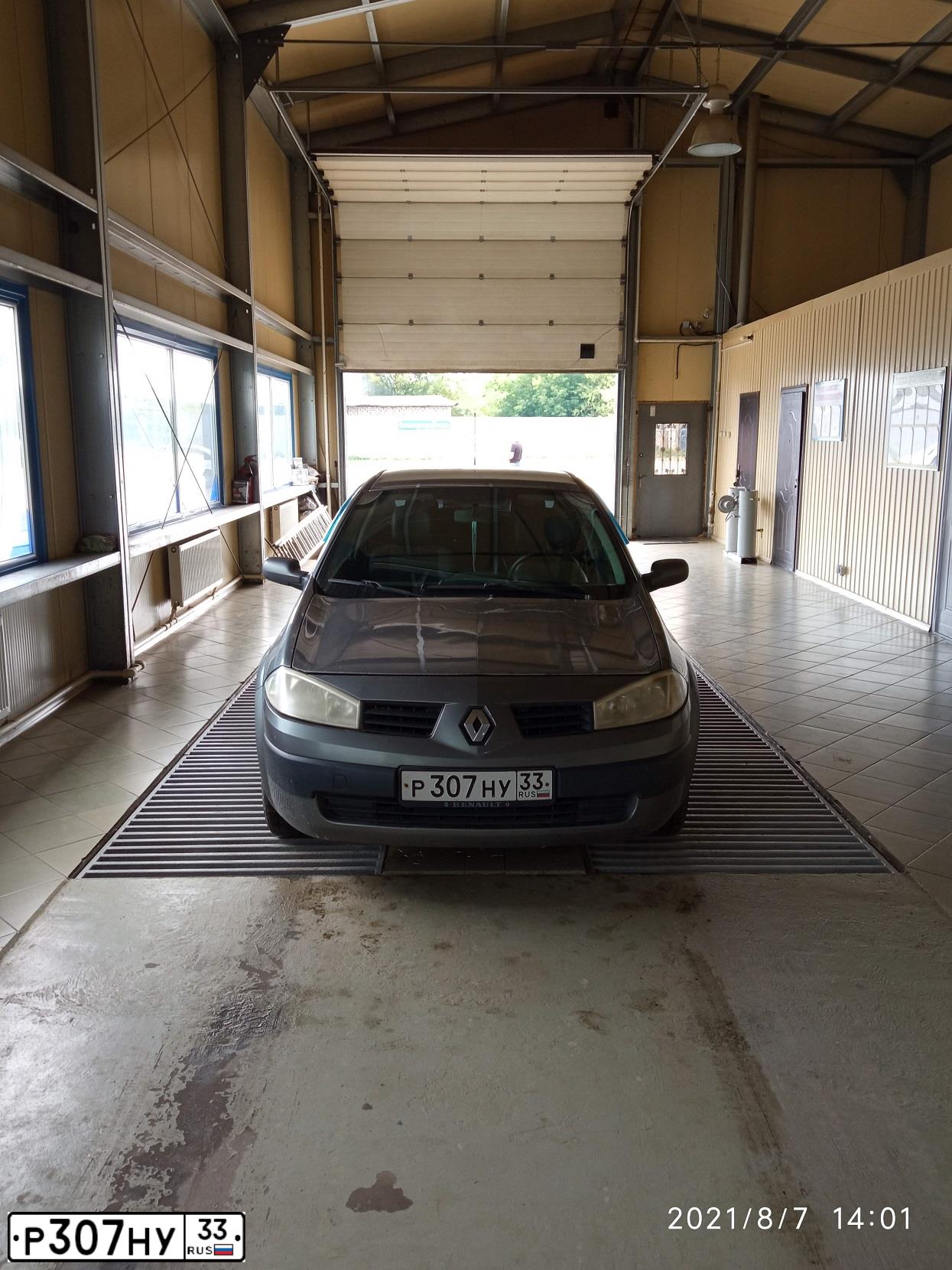 Фото автомобиля RENAULT MEGANE, 2005 — госномер Р307НУ33. Цвет: СЕРЫЙ ТЕМНЫЙ