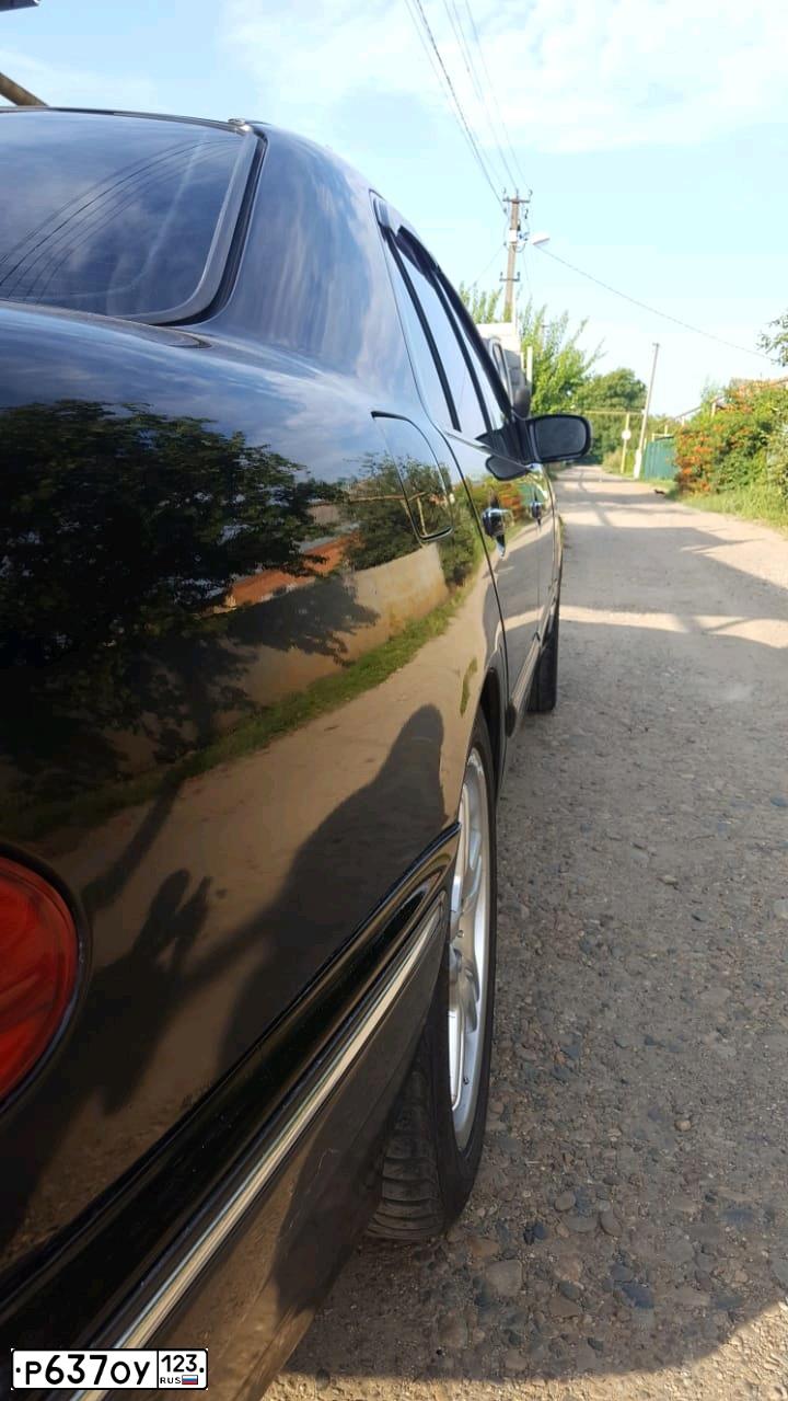 Фото автомобиля MERCEDES E-KLASSE, 2000 — госномер Н105АВ31. Цвет: ЧЕРНЫЙ
