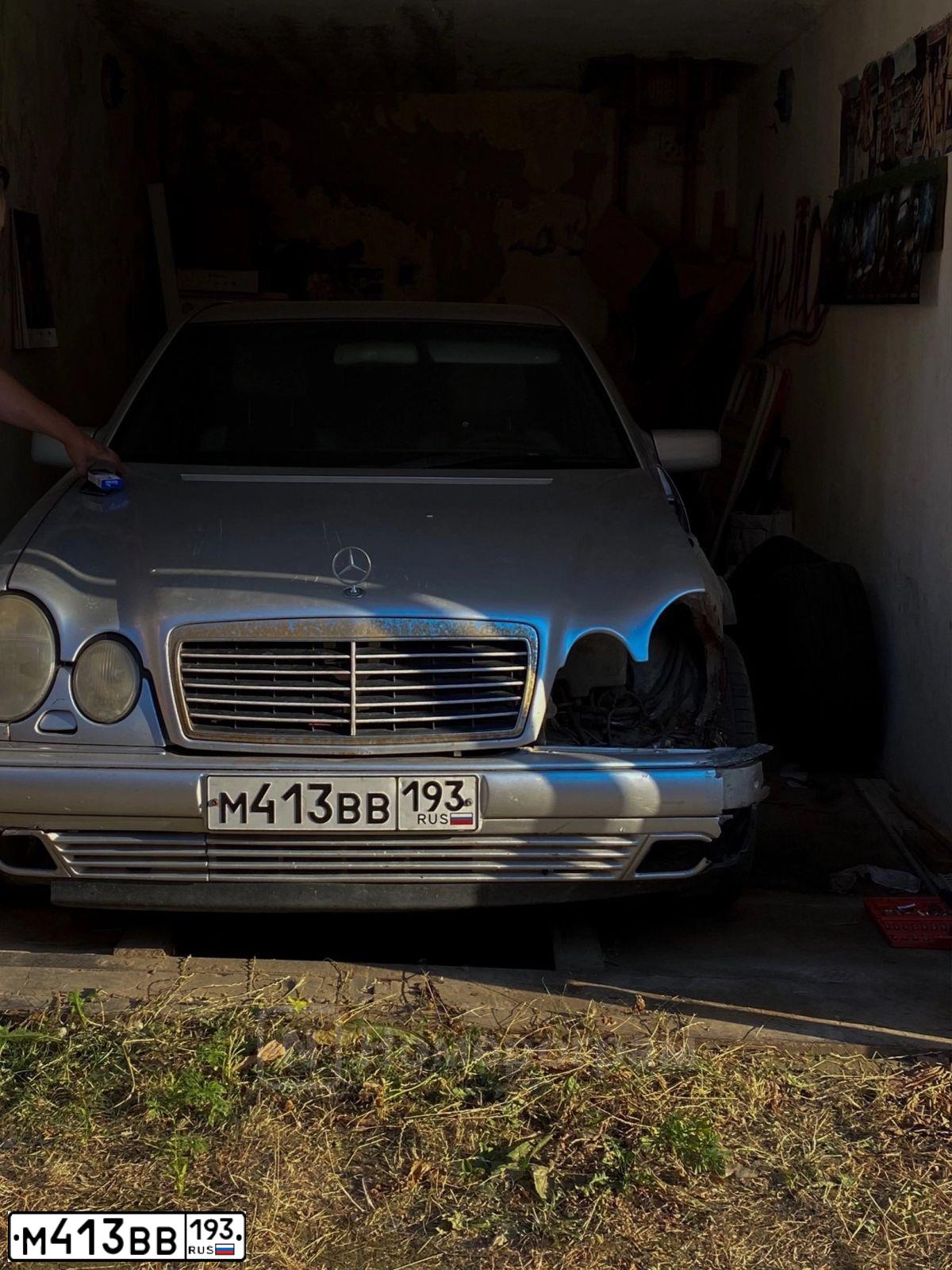 Фото автомобиля MERCEDES E-KLASSE, 1997 — госномер М413ВВ193. Цвет: СЕРЫЙ