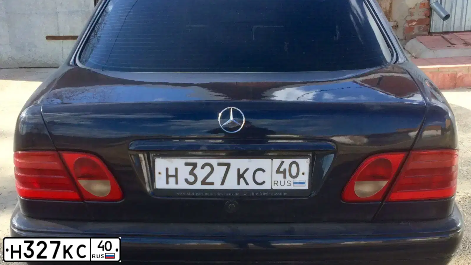 Фото автомобиля MERCEDES E-KLASSE, 1996 — госномер Н327КС40. Цвет: Темно-синий