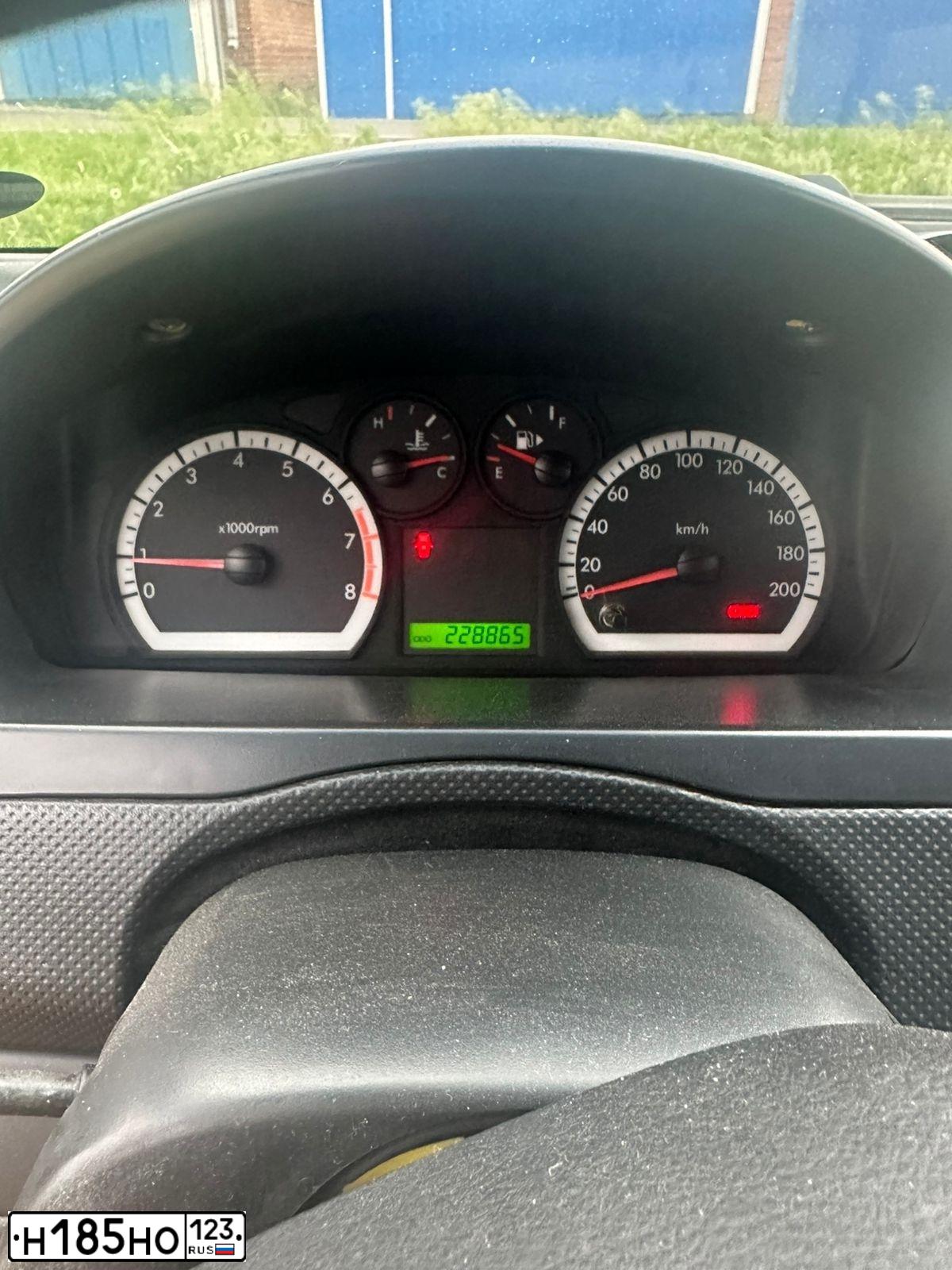 Фото автомобиля CHEVROLET AVEO, 2011 — госномер Н185НО123. Цвет: Серебристый