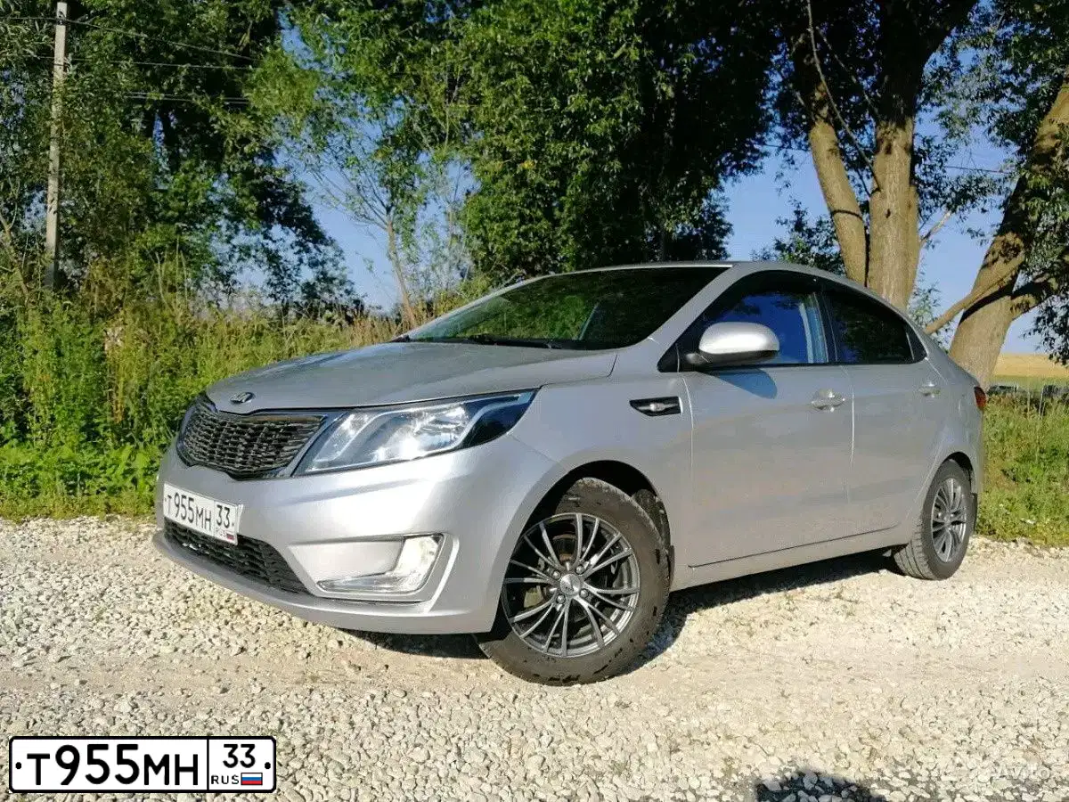Фото автомобиля KIA RIO, 2013 — госномер Р094РС33. Цвет: серебристый