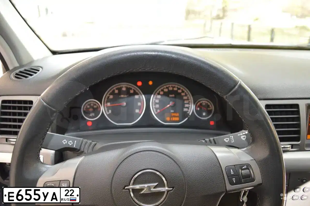 Фото автомобиля OPEL Vectra C; Signum special saloon, 2001 — госномер Е655УА22