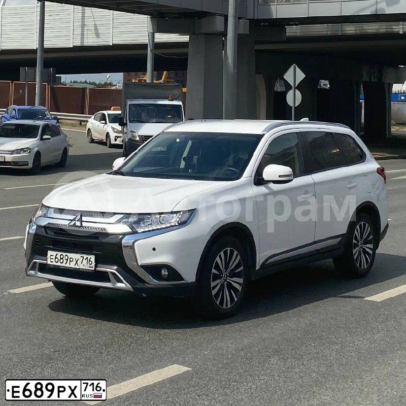 Фото автомобиля MITSUBISHI OUTLANDER, 2020 — госномер Е689РХ716. Цвет: Белый