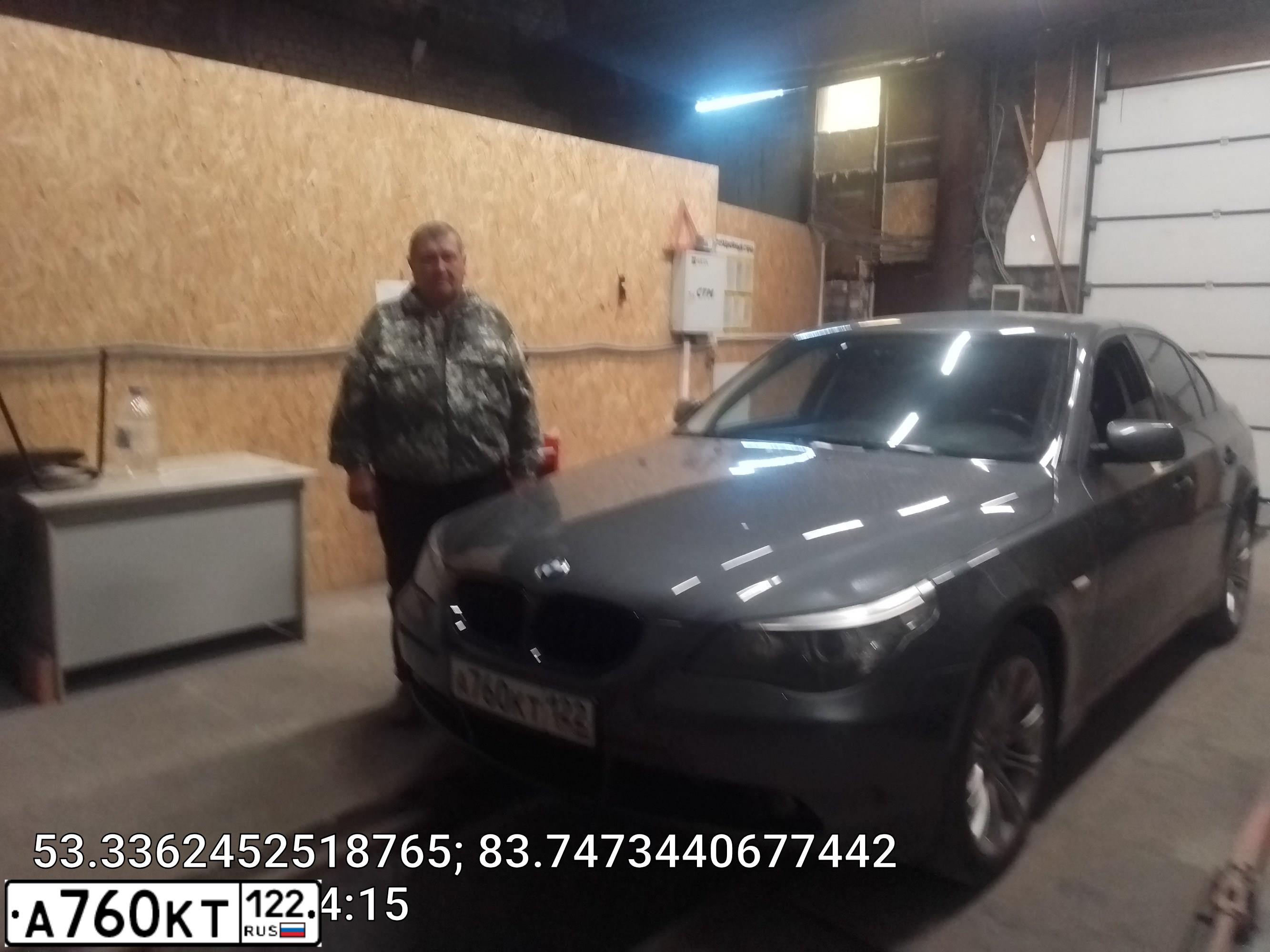 Фото автомобиля BMW SERIE 5, 2005 — госномер А760КТ122. Цвет: СЕРЫЙ