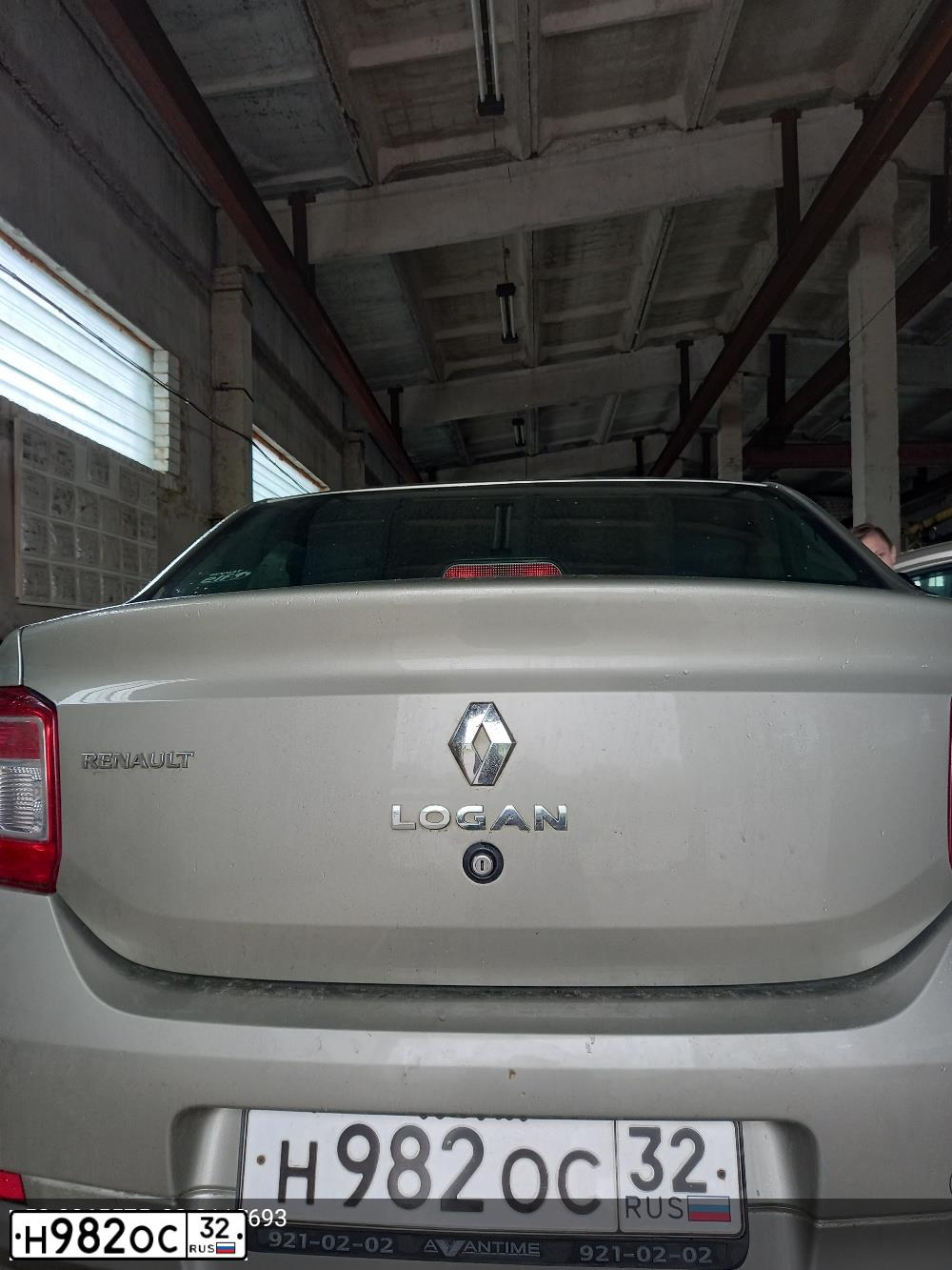 Фото автомобиля RENAULT LOGAN, 2015 — госномер Н982ОС32. Цвет: БЕЖЕВЫЙ