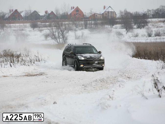 Фото автомобиля MITSUBISHI OUTLANDER, 2019 — госномер А225АВ190. Цвет: ЧЕРНЫЙ