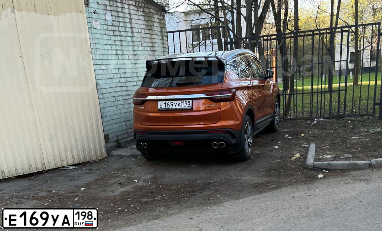 Фото автомобиля GEELY COOLRAY, 2020 — госномер Е169УА198. Цвет: ОРАНЖЕВЫЙ