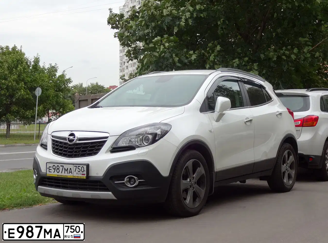 Фото автомобиля OPEL MOKKA, 2014 — госномер Е987МА750. Цвет: Белый