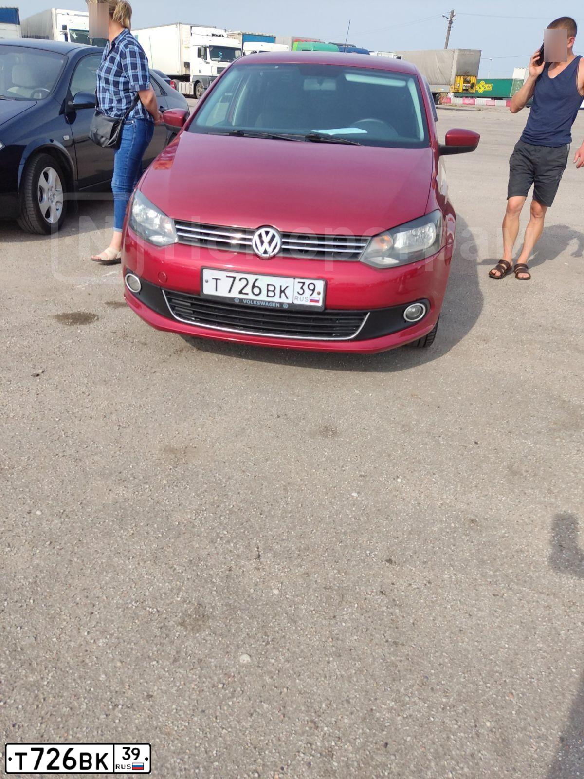 Фото автомобиля VOLKSWAGEN POLO, 2011 — госномер Т726ВК39. Цвет: ВИШНЕВО-КРАСНЫЙ