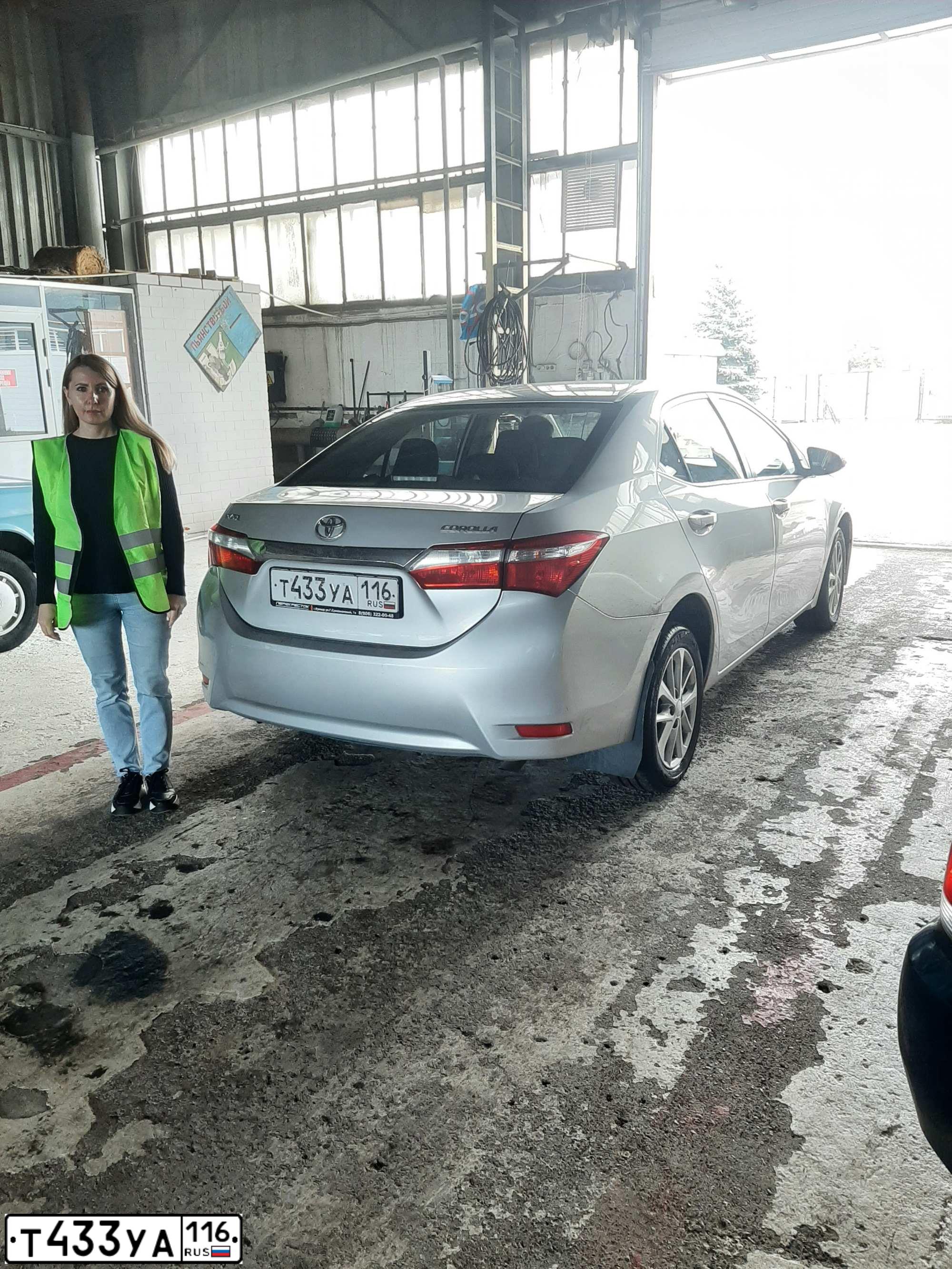 Фото автомобиля TOYOTA COROLLA, 2014 — госномер Е430ВЕ156. Цвет: Серебристый