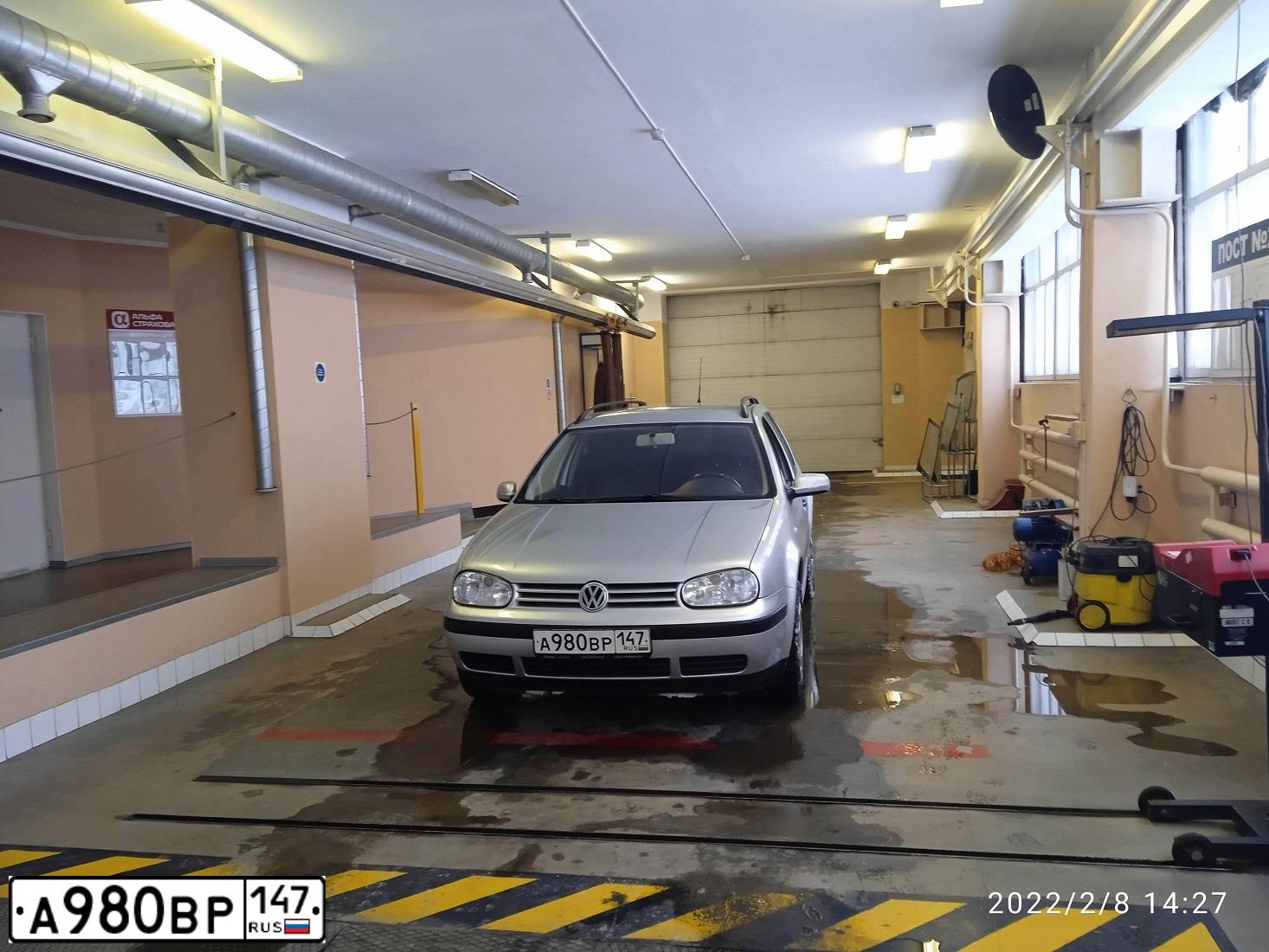 Фото автомобиля VOLKSWAGEN GOLF, 2001 — госномер К216ОЕ53. Цвет: БЕЛЫЙ (СЕРЕБРИСТЫЙ)
