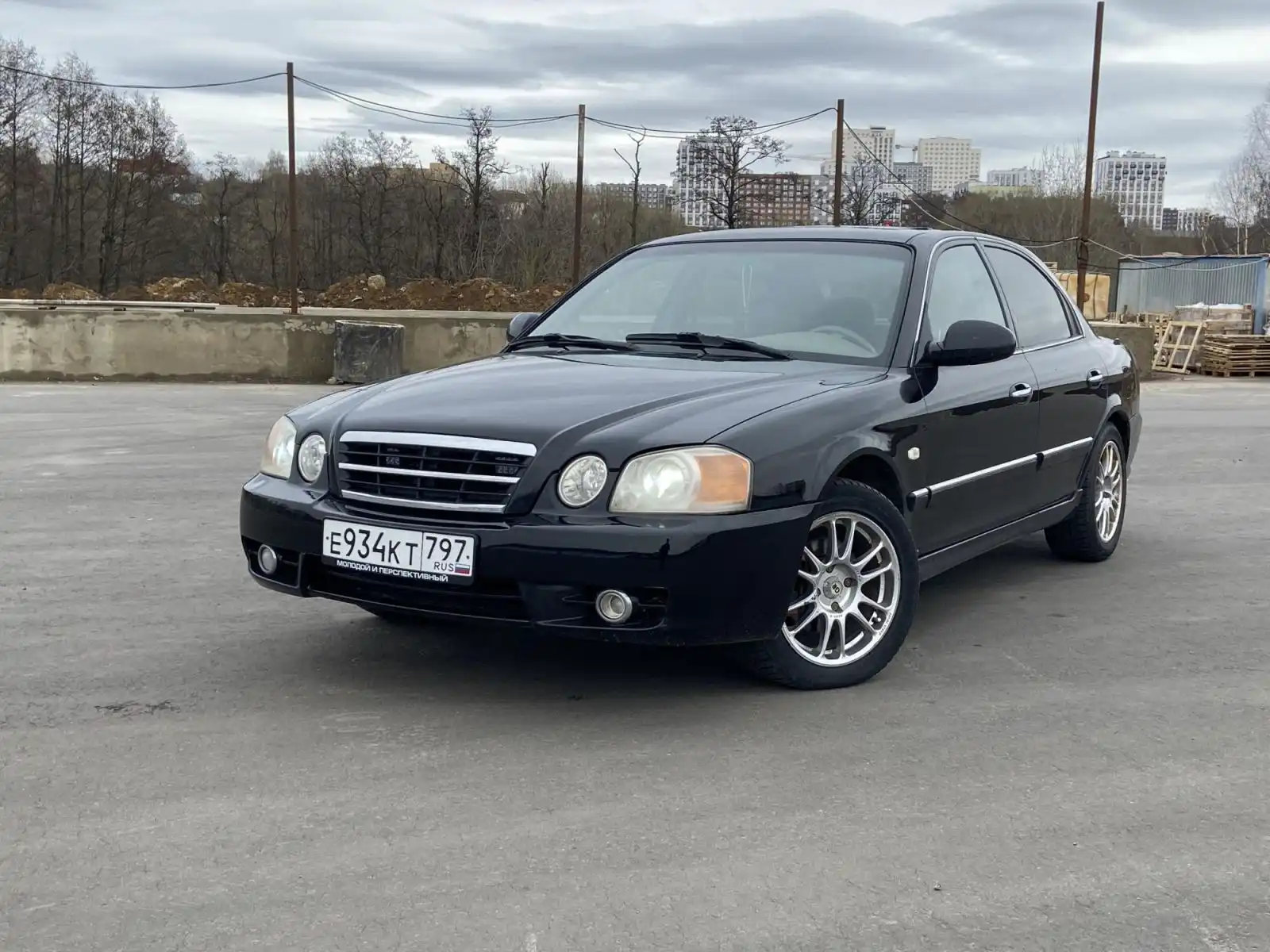 Фото автомобиля KIA MAGENTIS  OPTIMA, 2004 — госномер Е545ТМ199. Цвет: ЧЕРНЫЙ
