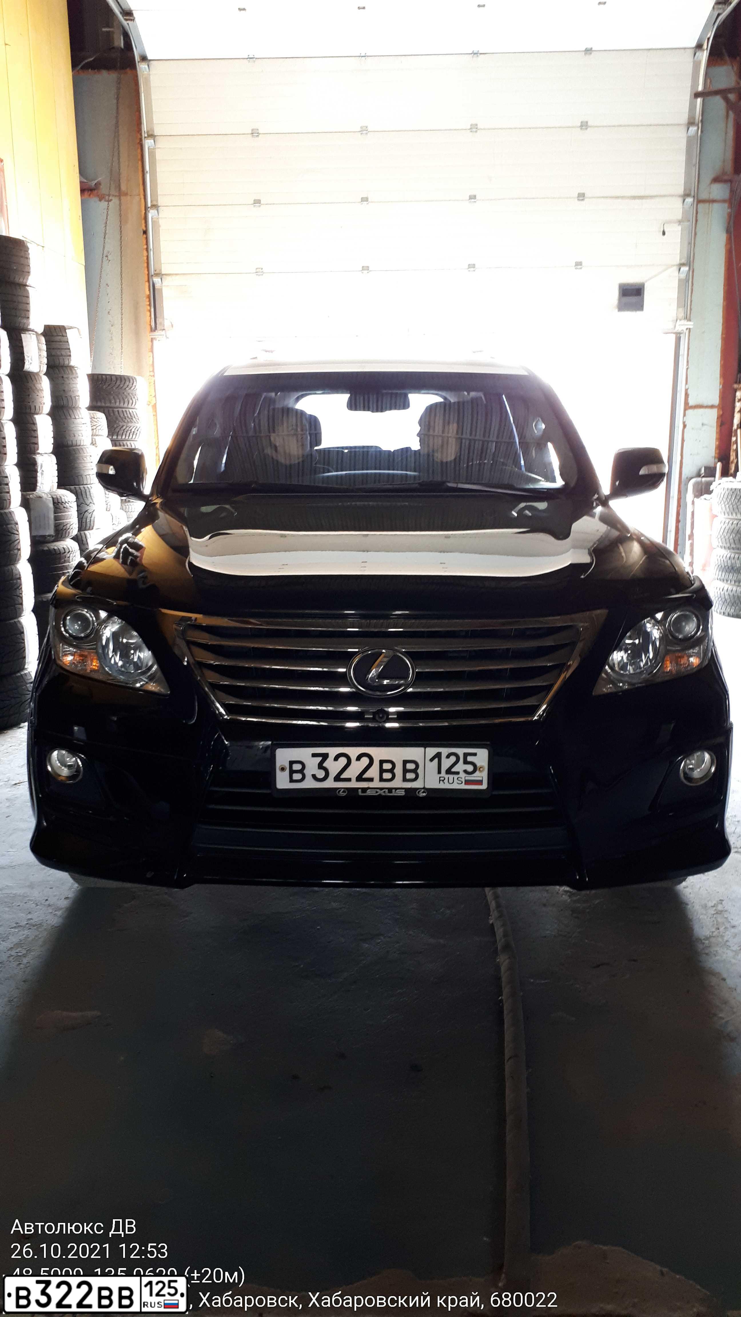 Фото автомобиля LEXUS LX, 2010 — госномер В322ВВ125. Цвет: ЧЕРНЫЙ