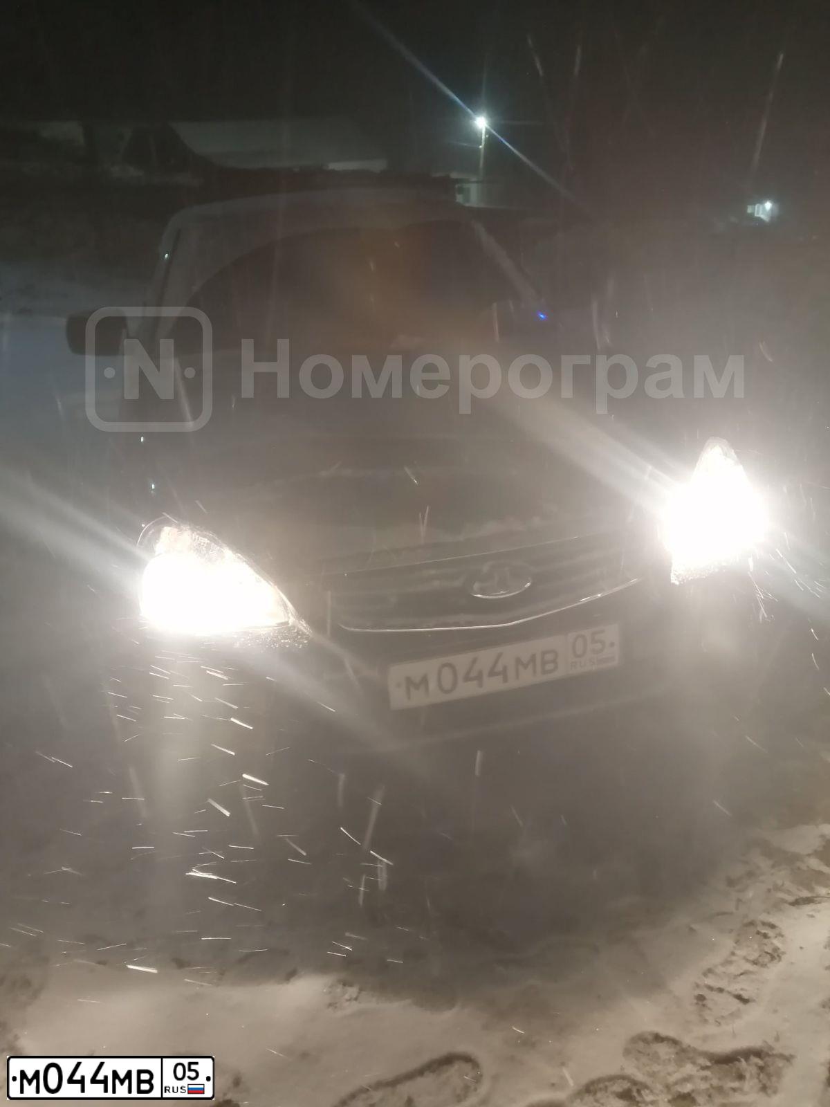 Фото автомобиля LADA 2170 PRIORA, 2008 — госномер М044МВ05. Цвет: ЧЕРНЫЙ