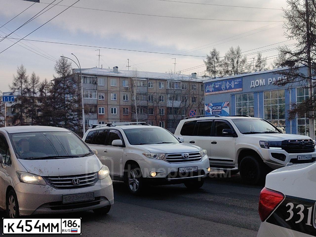 Фото автомобиля ФОЛЬКСВАГЕН МУЛЬТИВАН, 2003 — госномер М948РЕ702. Цвет: БЕЖЕВЫЙ