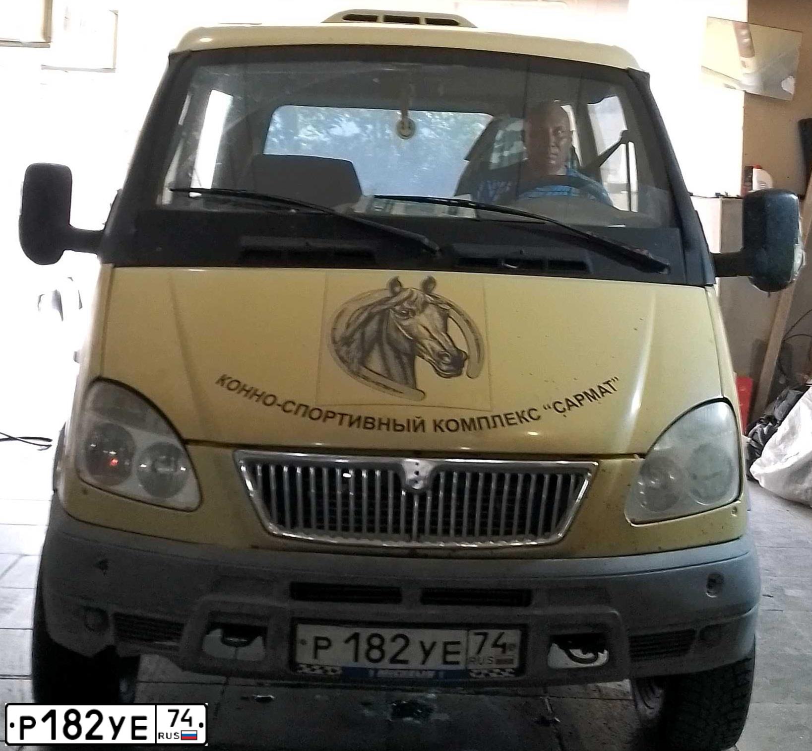 Фото автомобиля GAZ 2217 SOBOL, 2005 — госномер Р182УЕ74. Цвет: ПЕСОЧНЫЙ