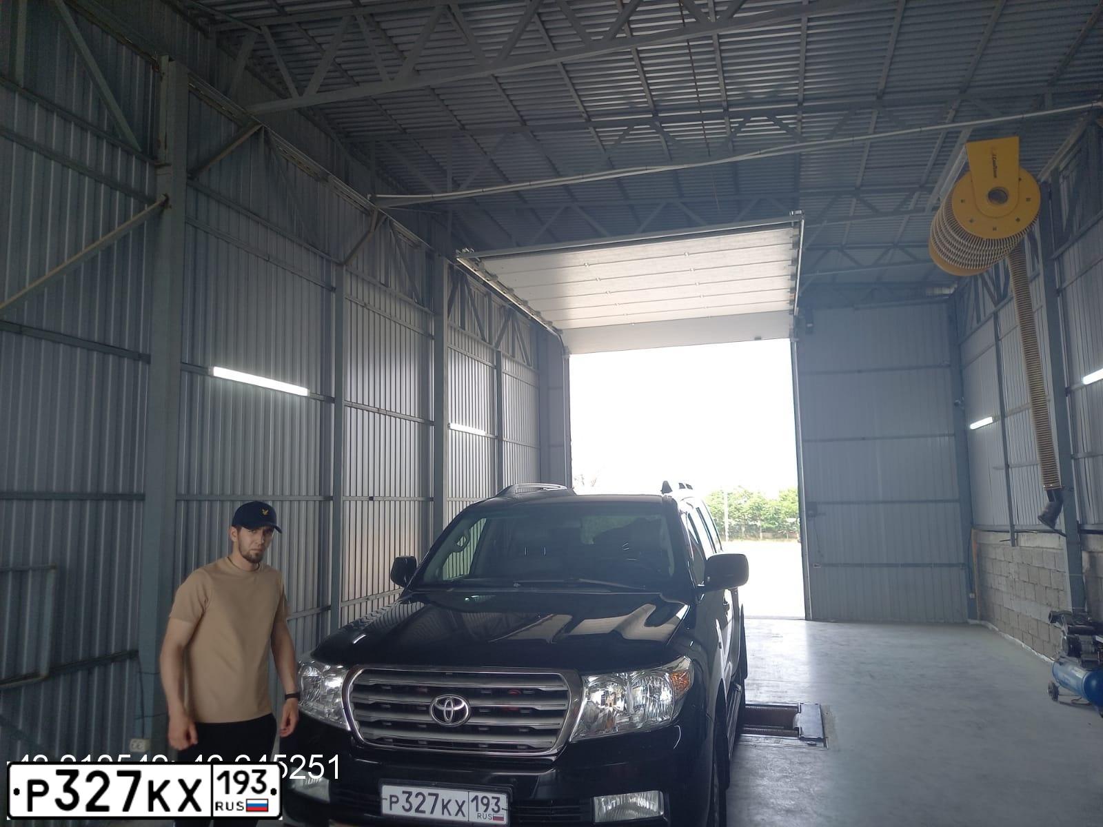 Фото автомобиля TOYOTA LANDCRUISER 200, 2010 — госномер Т555АА64. Цвет: ЧЕРНЫЙ