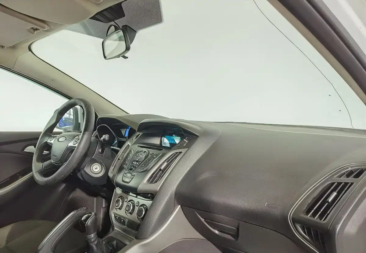 Фото автомобиля FORD FOCUS, 2013 — госномер С010СХ69. Цвет: Белый