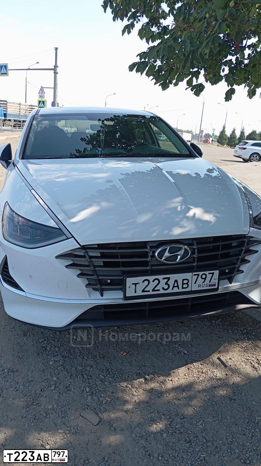 Фото автомобиля HYUNDAI SONATA, 2020 — госномер Х604АВ250. Цвет: БЕЛЫЙ