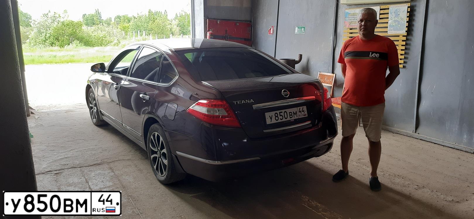 Фото автомобиля NISSAN TEANA, 2010 — госномер У850ВМ44. Цвет: ТЕМНО-БОРДОВЫЙ