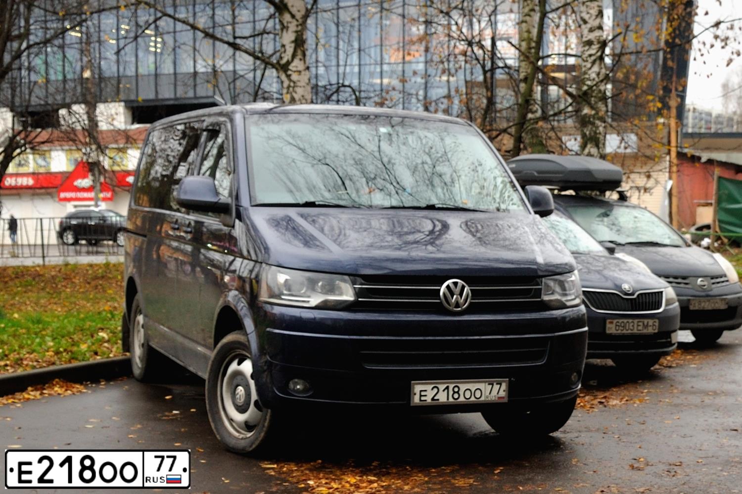 Фото автомобиля VOLKSWAGEN CARAVELLE, 1997 — госномер Е218ОО77. Цвет: синий