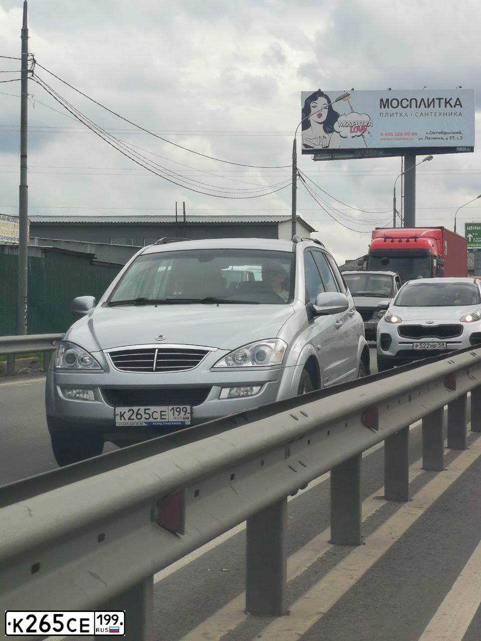 Фото автомобиля SSANGYONG KYRON, 2012 — госномер К265СЕ199. Цвет: СЕРЫЙ
