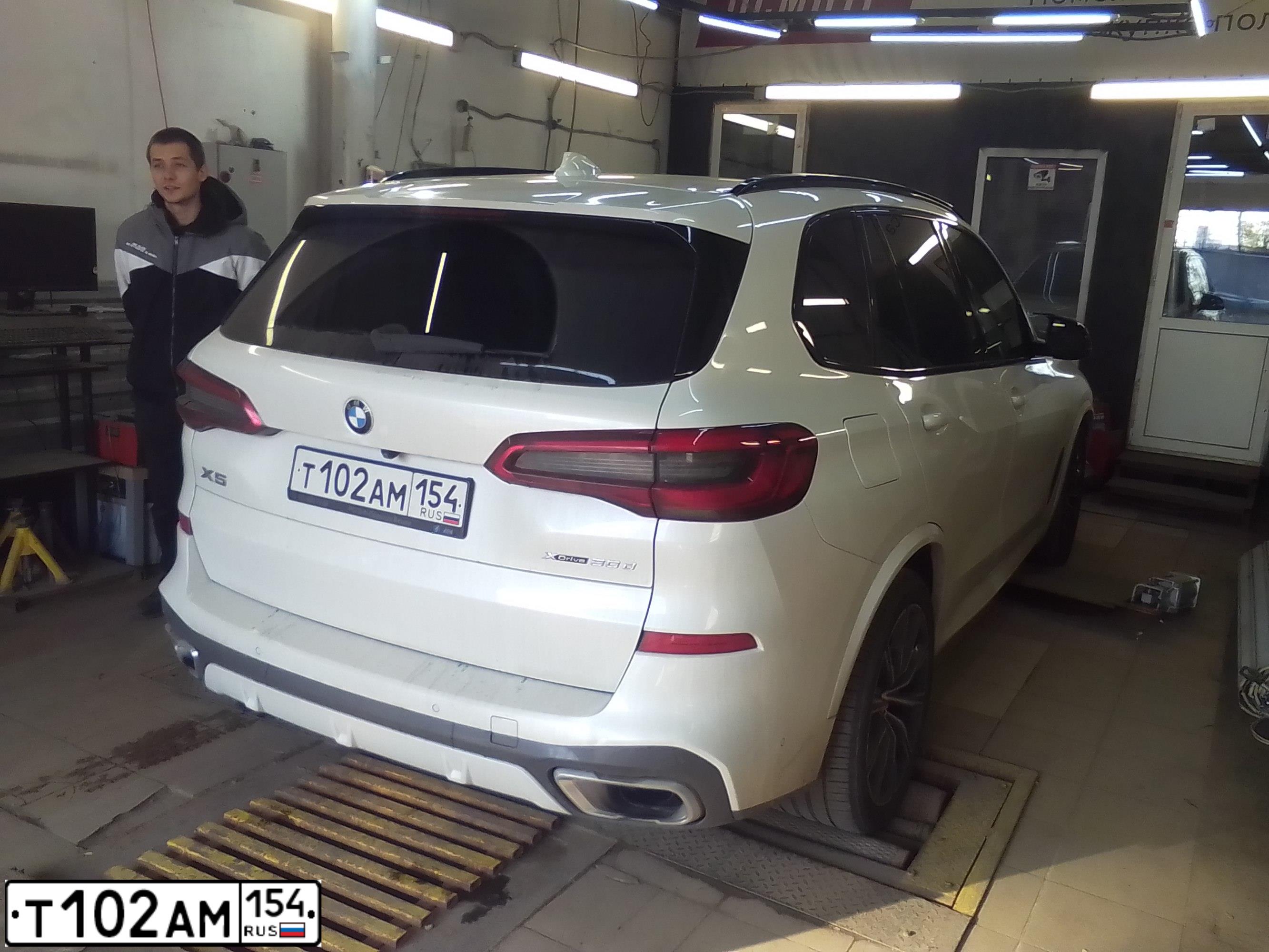 Фото автомобиля BMW X5, 2018 — госномер В756ВН550. Цвет: Белый