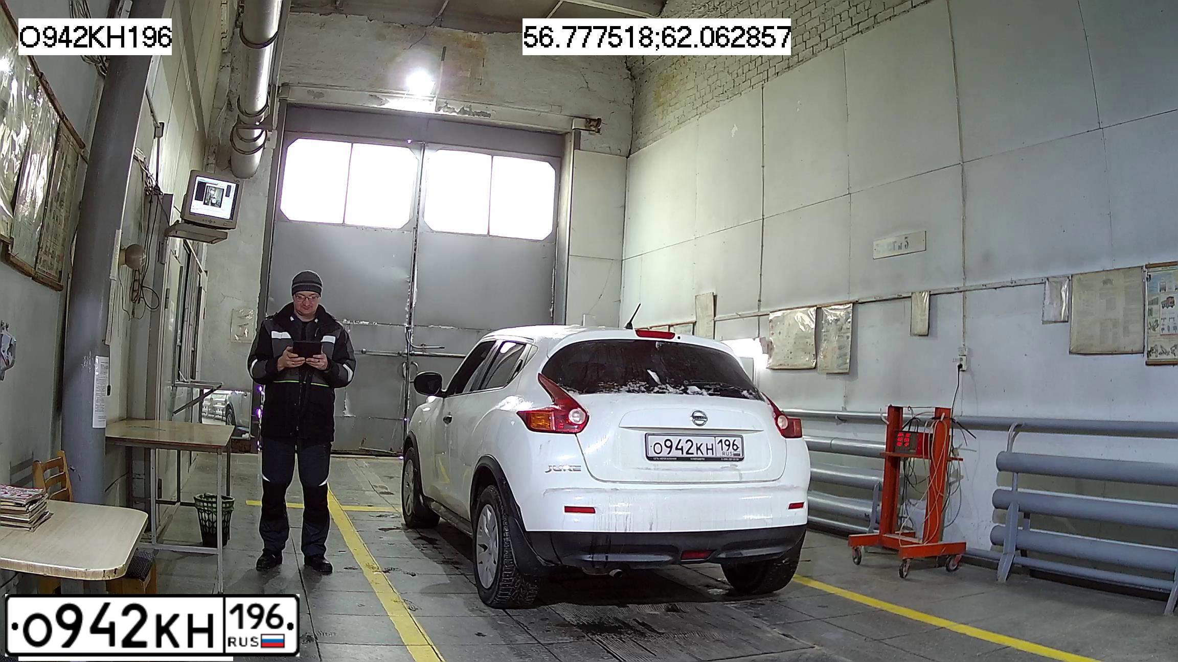 Фото автомобиля NISSAN JUKE, 2011 — госномер О942КН196. Цвет: Белый