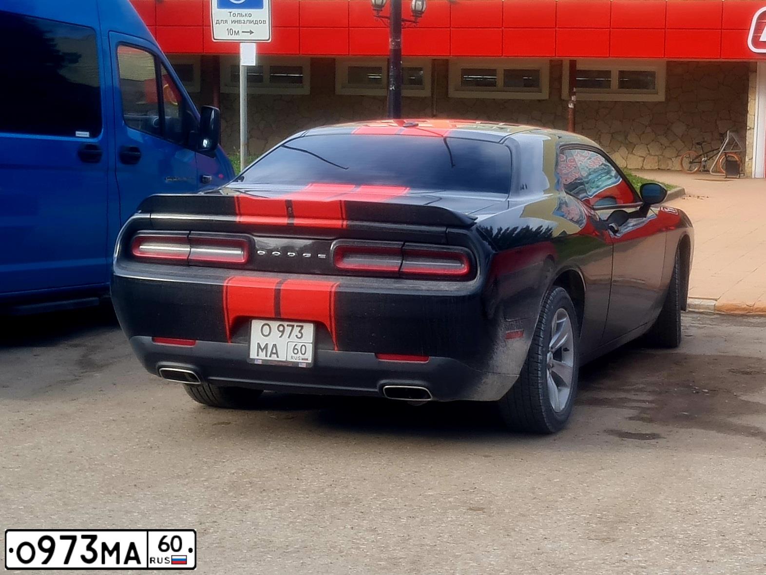 Фото автомобиля DODGE CHALLENGER, 2019 — госномер О973МА60. Цвет: ЧЕРНЫЙ-КРАСНЫЙ