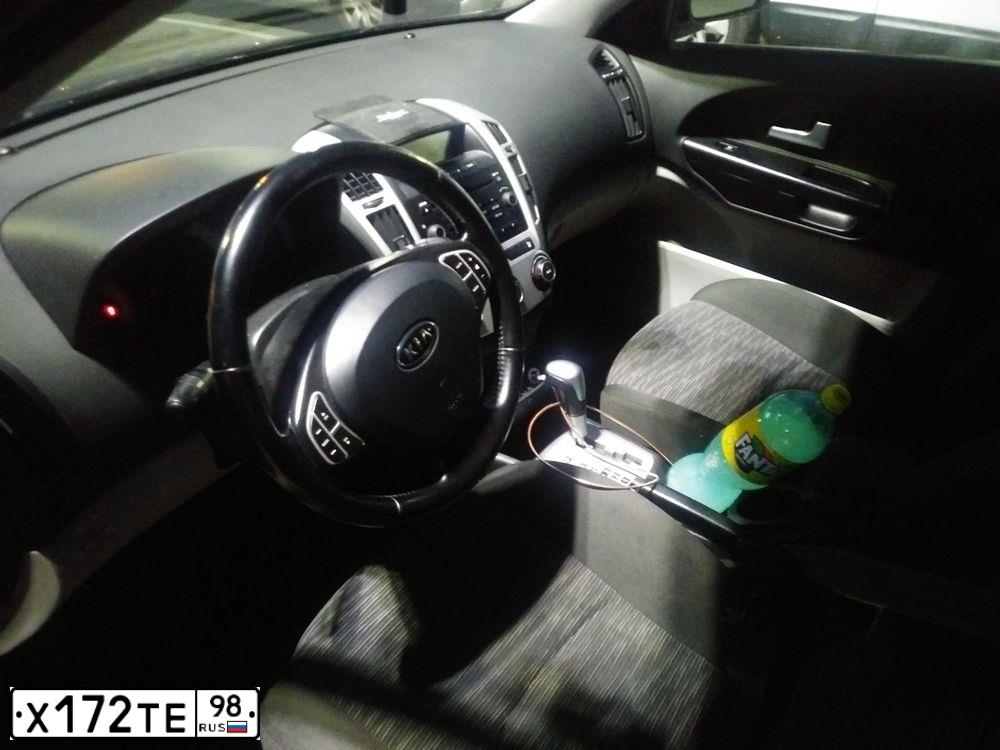 Фото автомобиля KIA CEE'D, 2009 — госномер Х172ТЕ98. Цвет: СЕРЫЙ