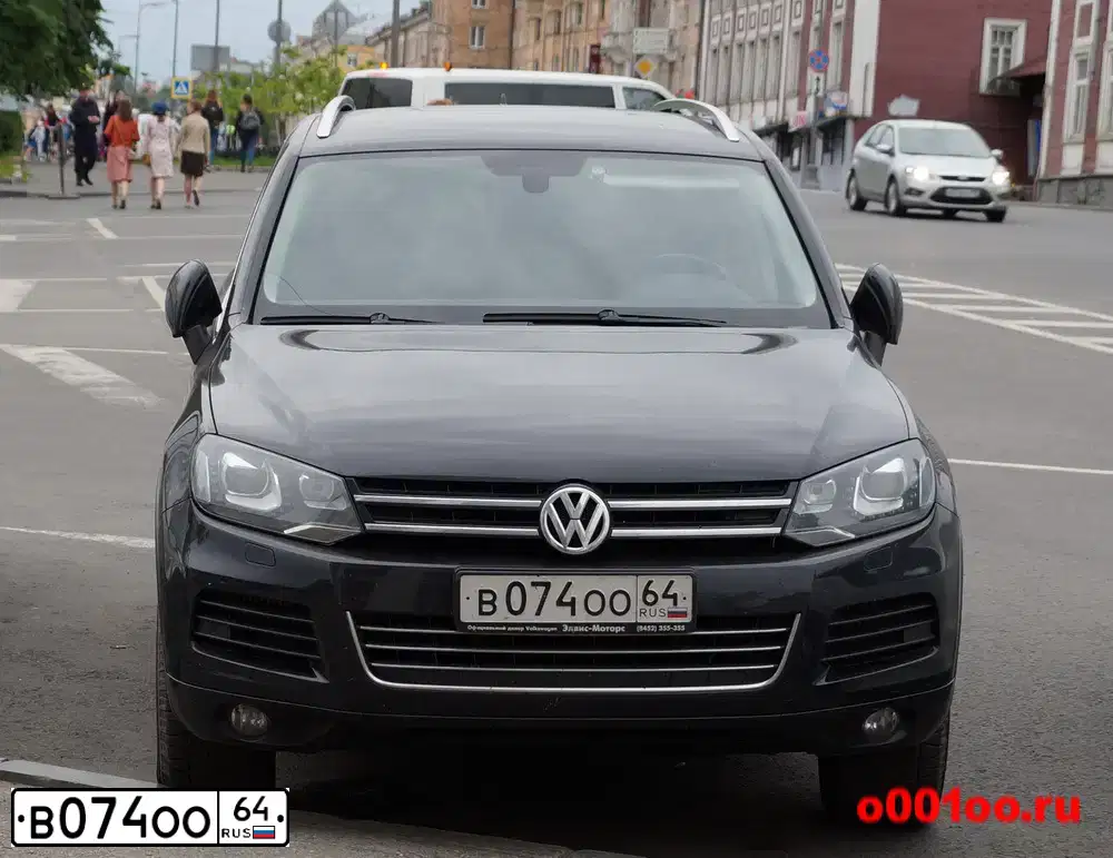 Фото автомобиля VOLKSWAGEN TOUAREG, 2012 — госномер В074ОО64. Цвет: ЧЕРНЫЙ
