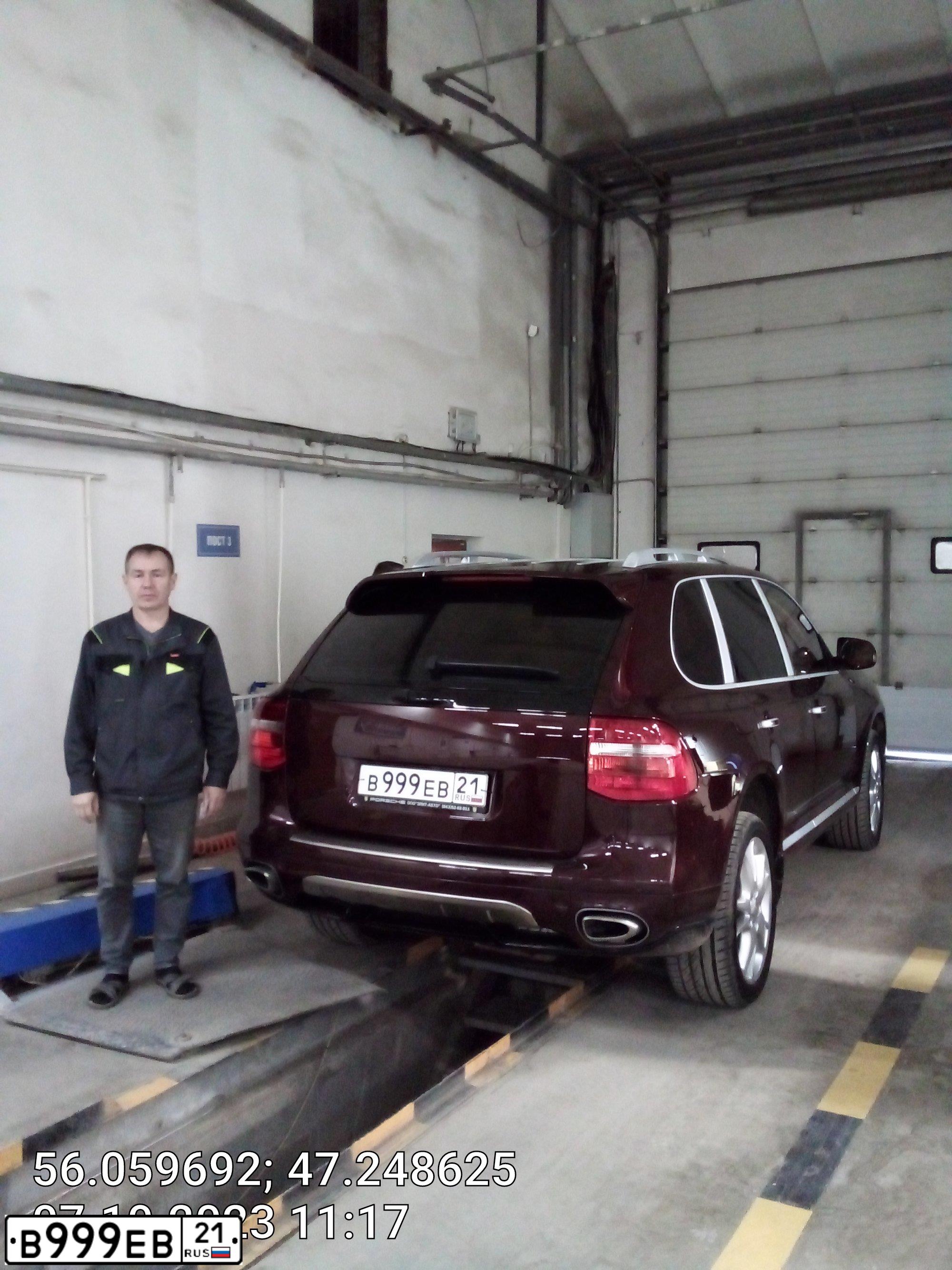 Фото автомобиля PORSCHE CAYENNE, 2007 — госномер В999ЕВ21. Цвет: БОРДОВЫЙ