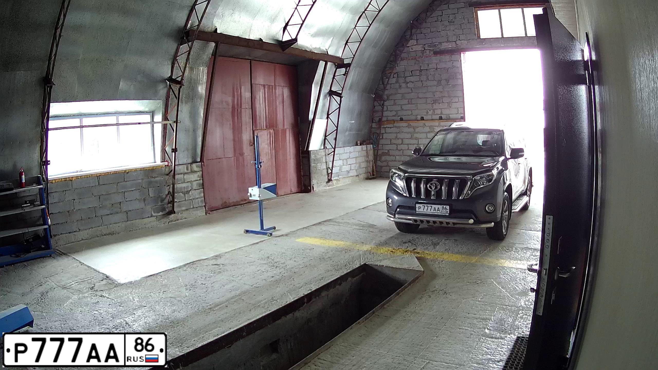 Фото автомобиля TOYOTA LANDCRUISER, 2016 — госномер Р777АА86. Цвет: СЕРЫЙ