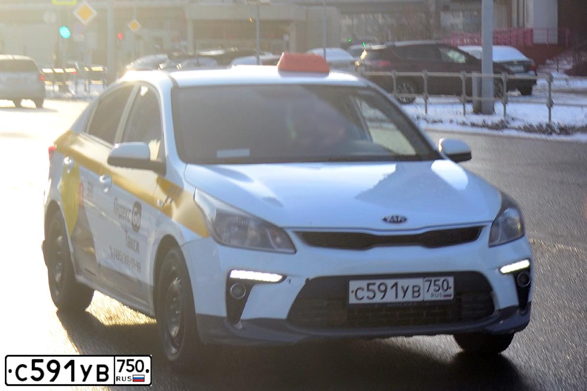 Фото автомобиля KIA RIO, 2019 — госномер С591УВ750. Цвет: БЕЛЫЙ-ЖЕЛТЫЙ-СЕРЫЙ