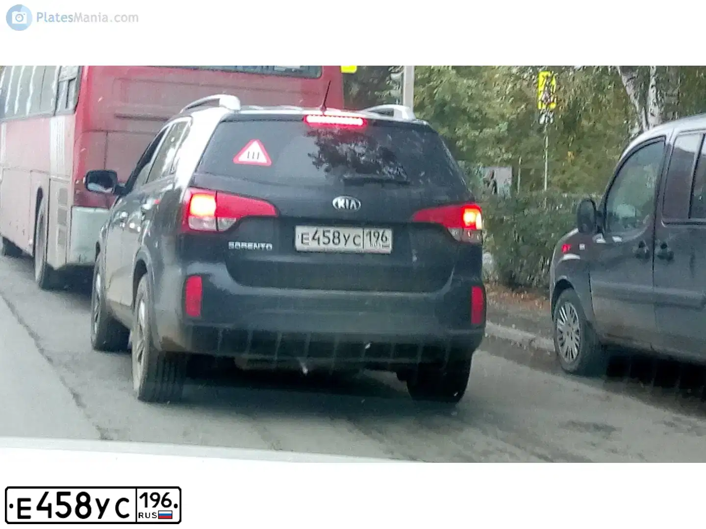 Фото автомобиля KIA SORENTO, 2012 — госномер Е458УС196. Цвет: ЧЕРНЫЙ