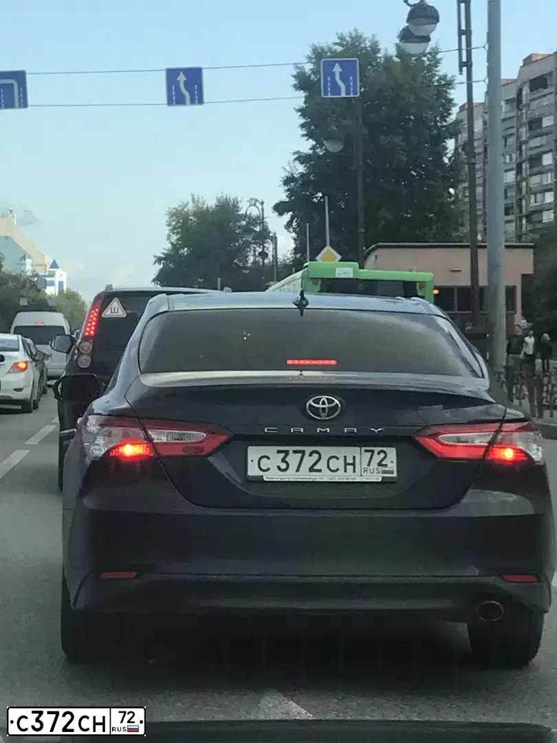 Фото автомобиля TOYOTA CAMRY, 2018 — госномер С372СН72. Цвет: ТЕМНО-СИНИЙ МЕТАЛЛИК