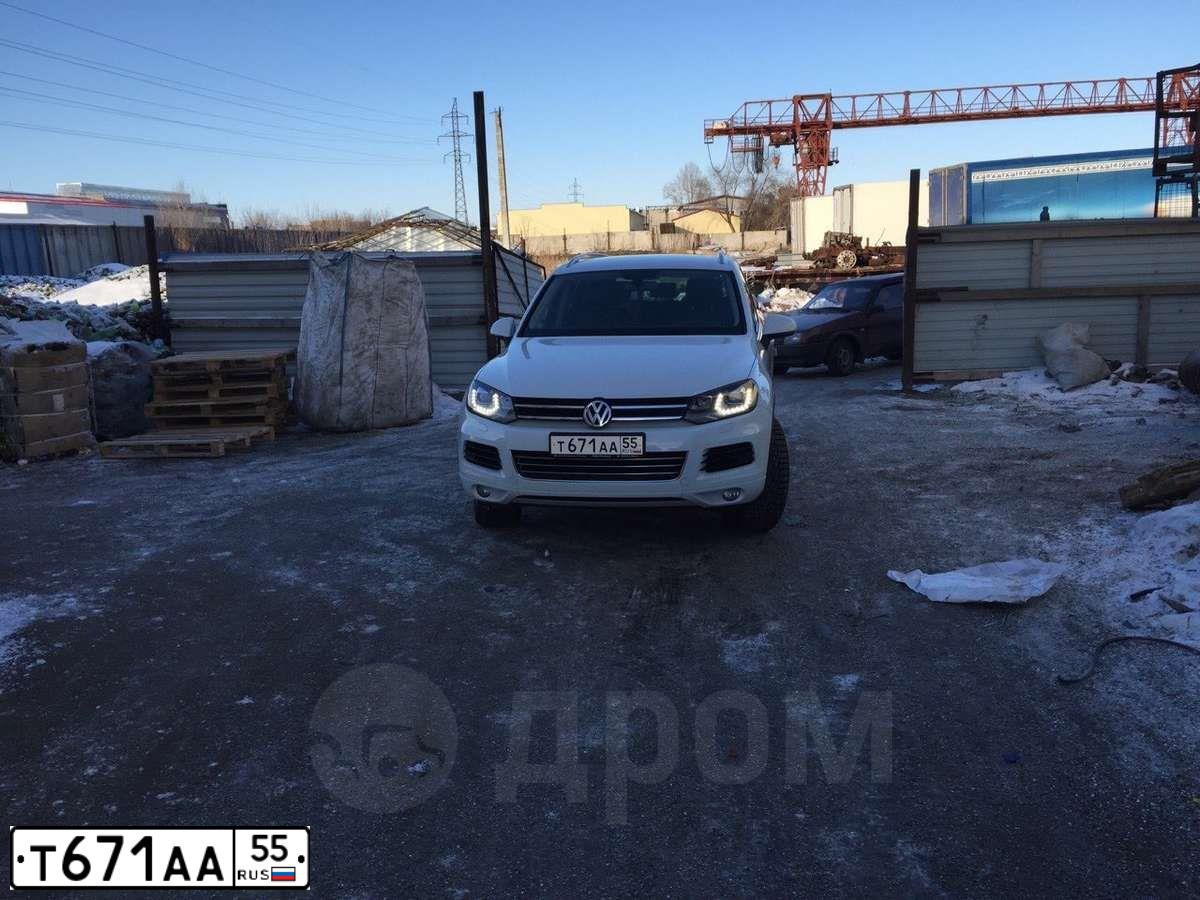 Фото автомобиля VOLKSWAGEN TOUAREG, 2013 — госномер Т005ТО55. Цвет: БЕЛЫЙ