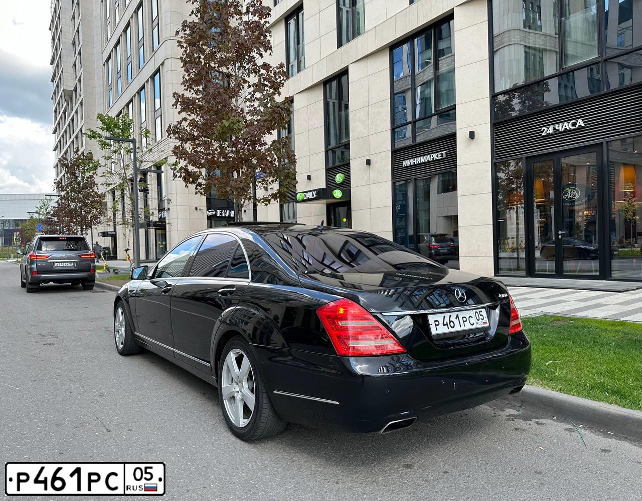 Фото автомобиля MERCEDES S-KLASSE, 2010 — госномер М525АТ550. Цвет: ЧЕРНЫЙ