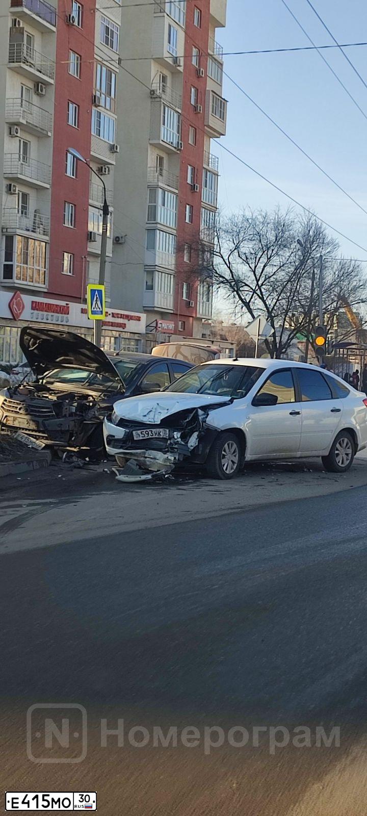 Фото автомобиля LADA VESTA, 2017 — госномер Е415МО30. Цвет: Коричневый
