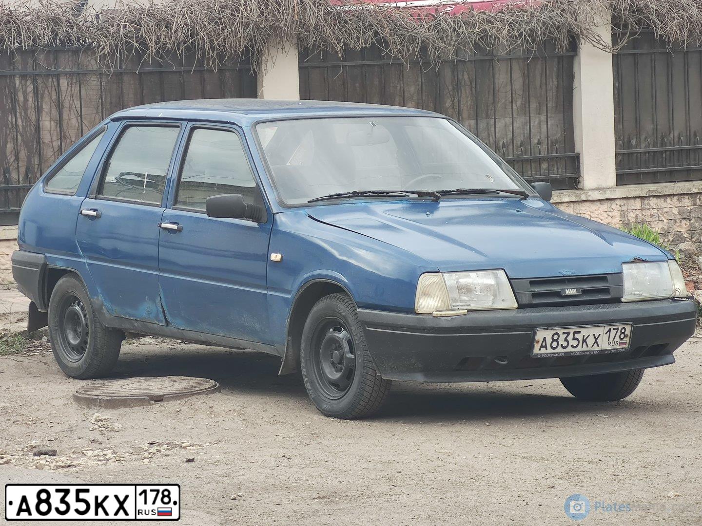 Фото автомобиля IZH 2126, 2002 — госномер А835КХ178. Цвет: СИНИЙ