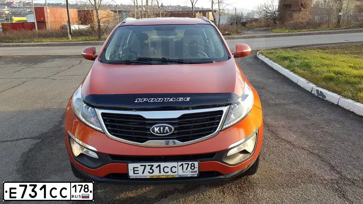 Фото автомобиля KIA SPORTAGE, 2011 — госномер Х974НС124. Цвет: Оранжевый
