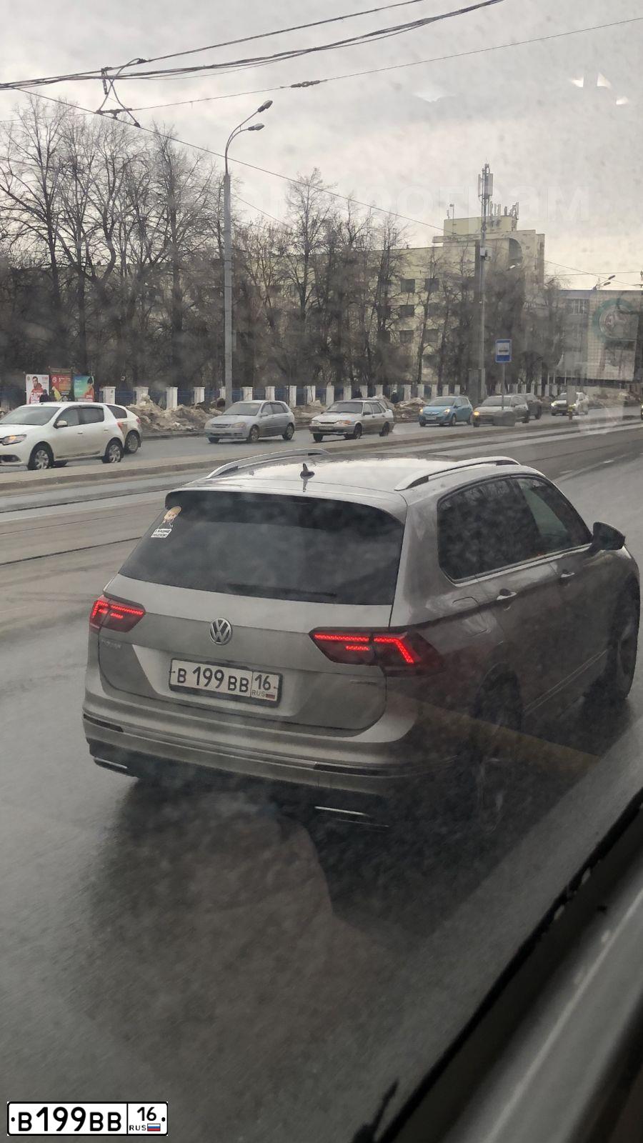 Фото автомобиля VOLKSWAGEN TIGUAN, 2020 — госномер В555УР716. Цвет: СЕРЫЙ