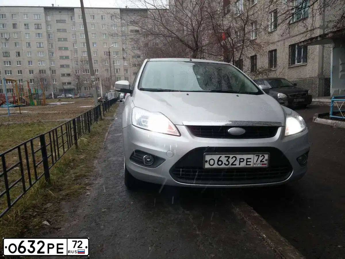 Фото автомобиля FORD FOCUS, 2010 — госномер О632РЕ72. Цвет: СЕРЕБРИСТЫЙ