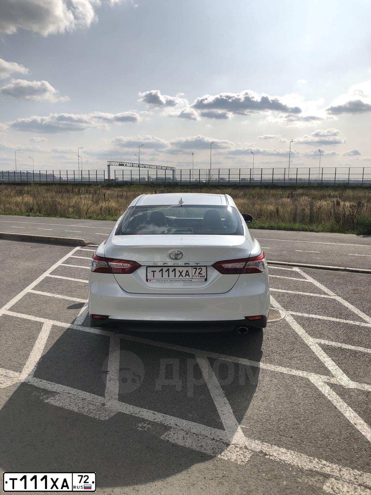 Фото автомобиля TOYOTA CAMRY, 2019 — госномер Т111ХА72. Цвет: БЕЛЫЙ ПЕРЛАМУТР