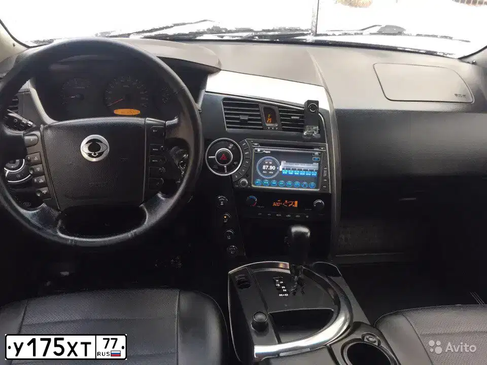 Фото автомобиля SSANGYONG KYRON, 2009 — госномер Е231ЕН82. Цвет: ЧЕРНЫЙ МЕТАЛЛИК
