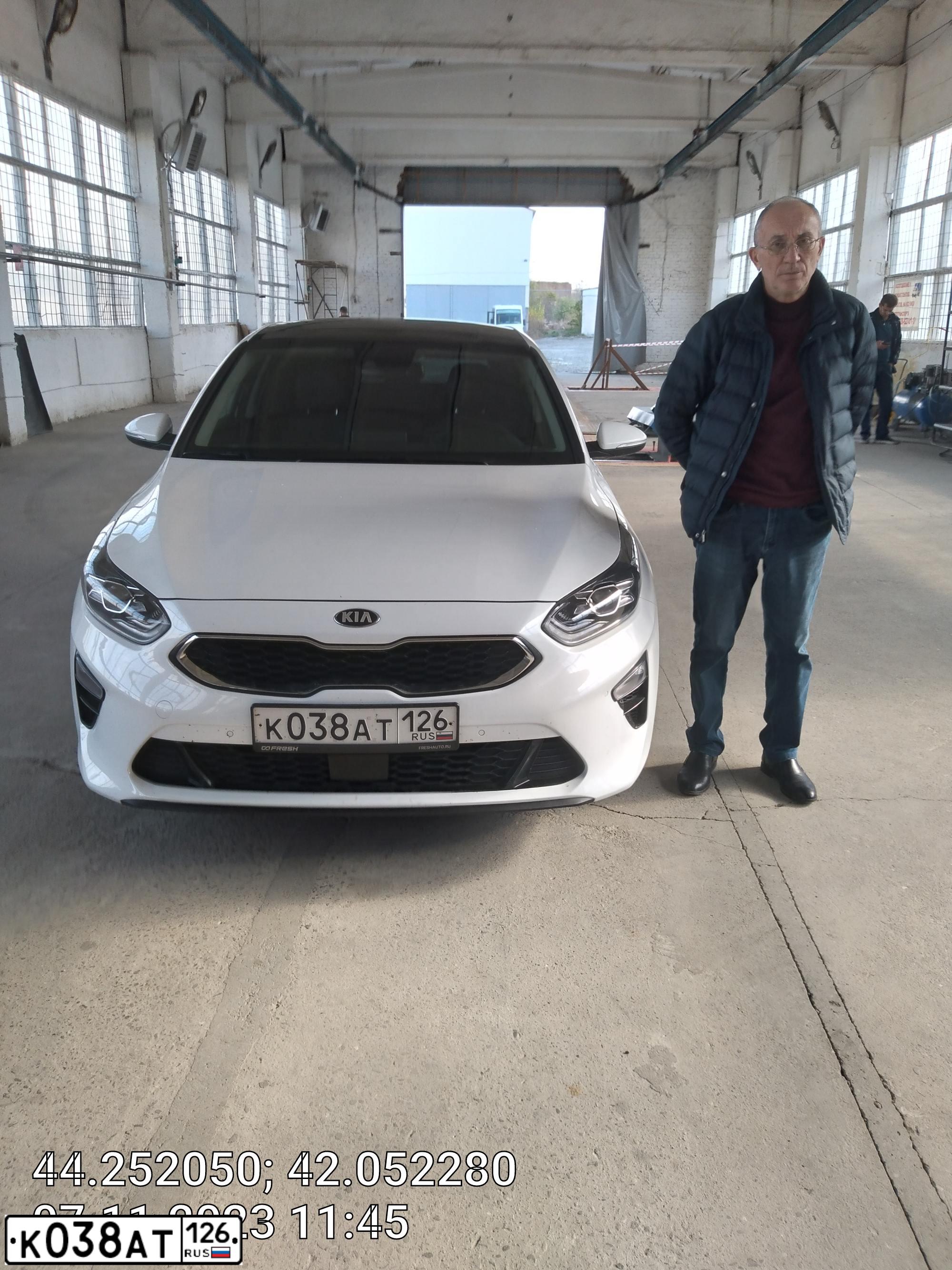 Фото автомобиля КИА CD (CEED), 2018 — госномер В646ОМ09. Цвет: Белый