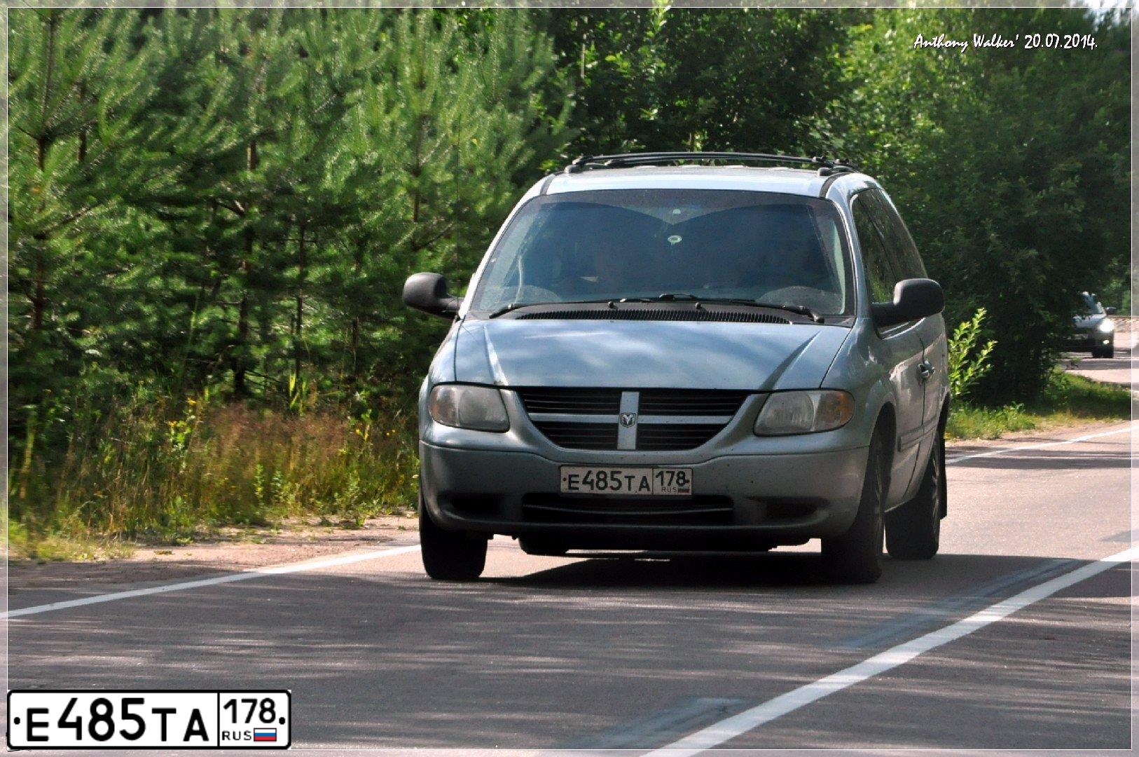 Фото автомобиля DODGE /GRAND/ CARAVAN, 2005 — госномер К307НН198. Цвет: голубой