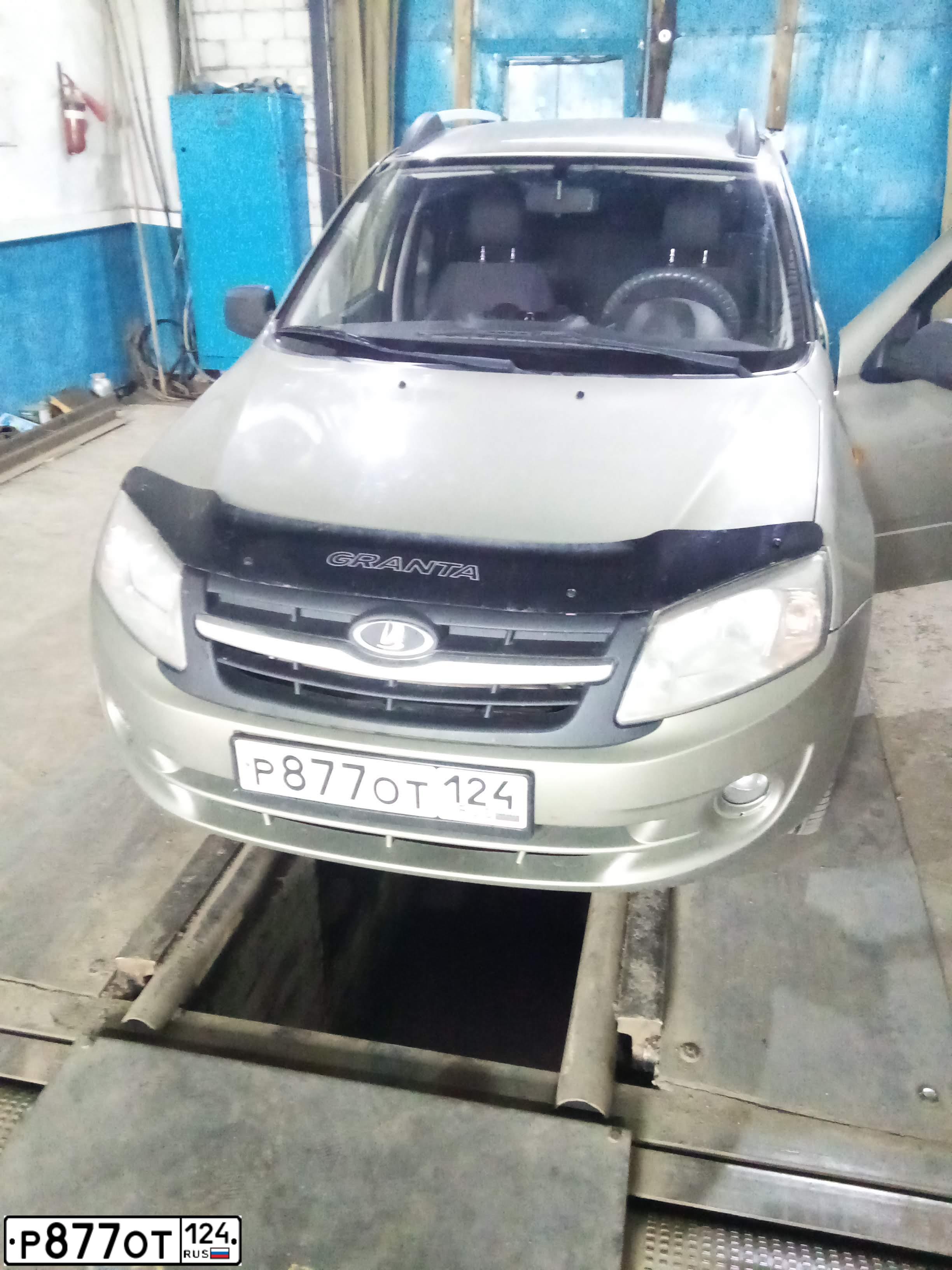Фото автомобиля LADA 2190 GRANTA, 2012 — госномер Р877ОТ124. Цвет: СЕРО-БЕЖЕВЫЙ