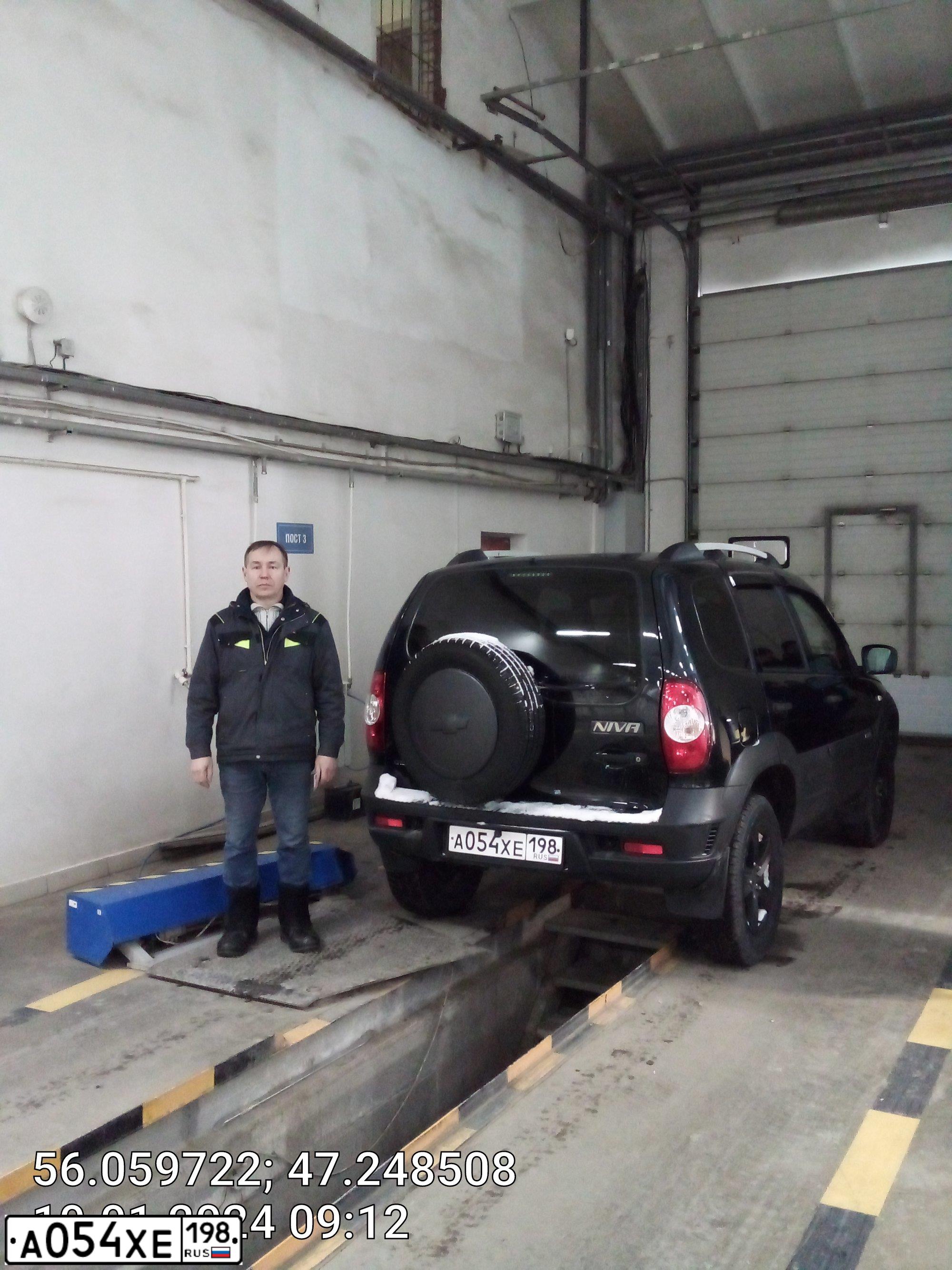 Фото автомобиля CHEVROLET NIVA, 2018 — госномер А054ХЕ198. Цвет: Черно-Синий Металлиик